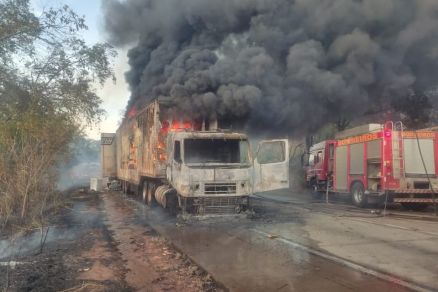 Carreta com eletrodomésticos é consumida pelo fogo na 163