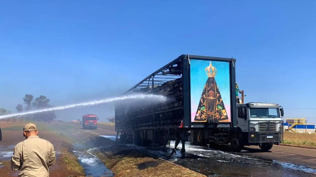 Carreta é destruída por incêndio, e painel de Nossa Senhora de Aparecida permanece intacto