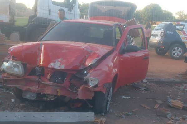 Após pegar carro escondido do pai, homem joga veículo contra viatura da PM em Cáceres