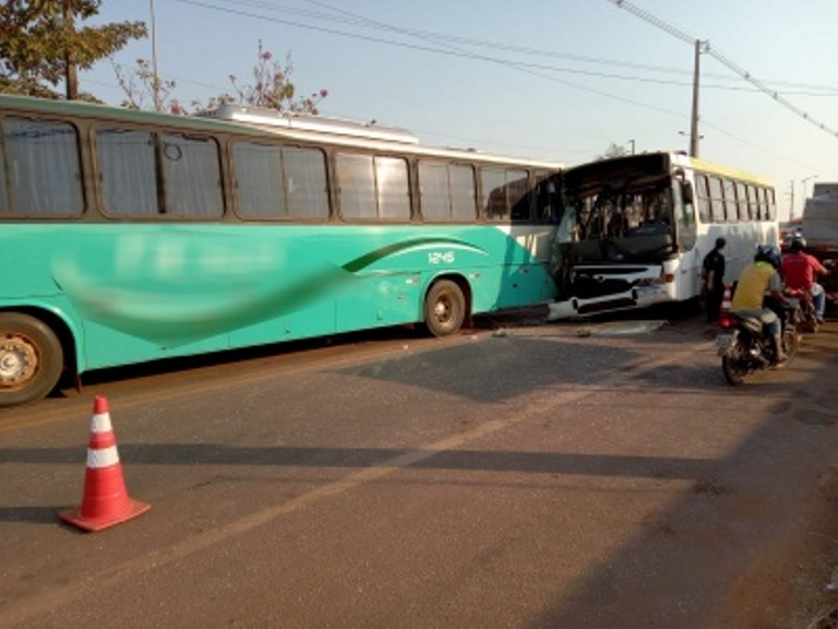 Colisão entre dois ônibus na BR-163 deixa nove pessoas feridas