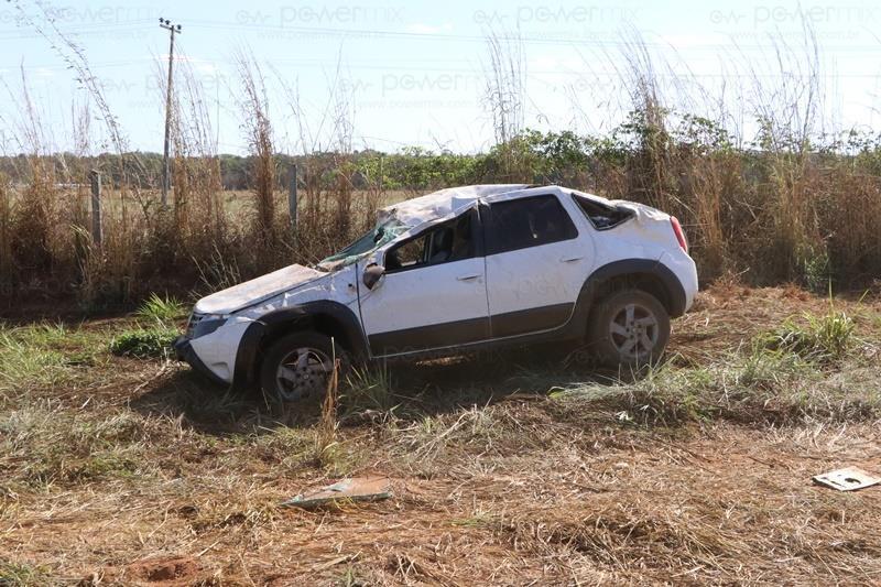 Carro capota após colidir em carreta na BR-163 em Nova Mutum