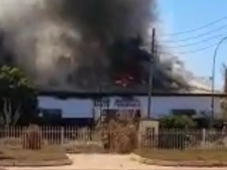 Prédio de escola pega fogo em Marcelândia