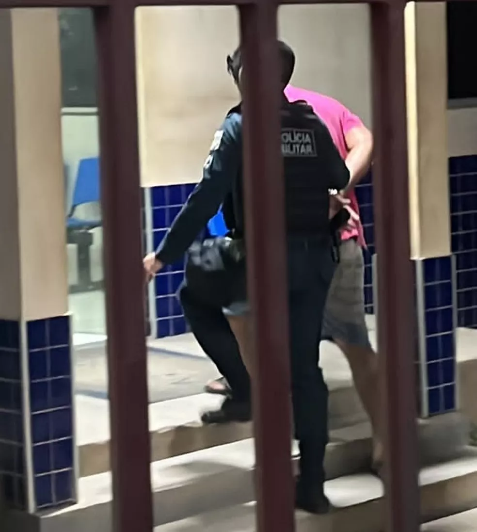 Homem é preso após derrubar mulher de moto e estuprá-la no PA; revoltada com crime, população depreda fachada de delegacia
