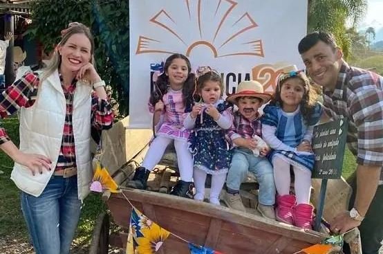 Família de SC realiza sonho e adota quatro irmãos biológicos