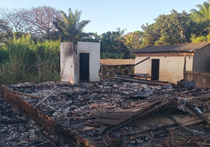 Família fica desabrigada após ter casa destruída pelo fogo em Guarantã do Norte