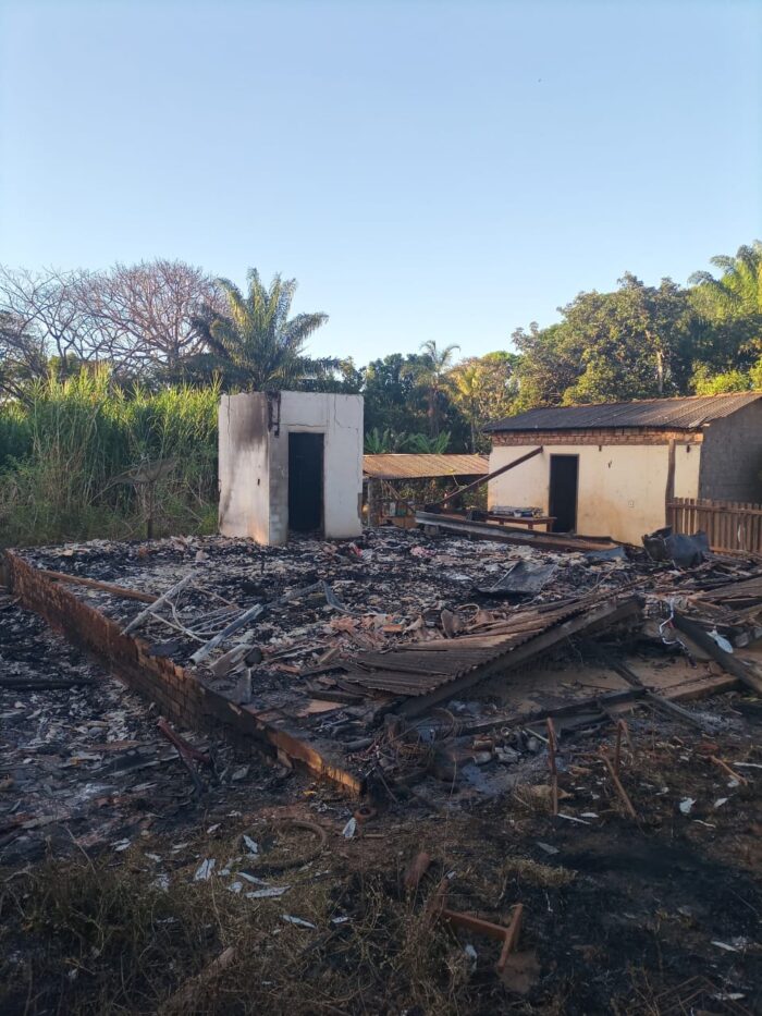 Família fica desabrigada após ter casa destruída pelo fogo em Guarantã do Norte