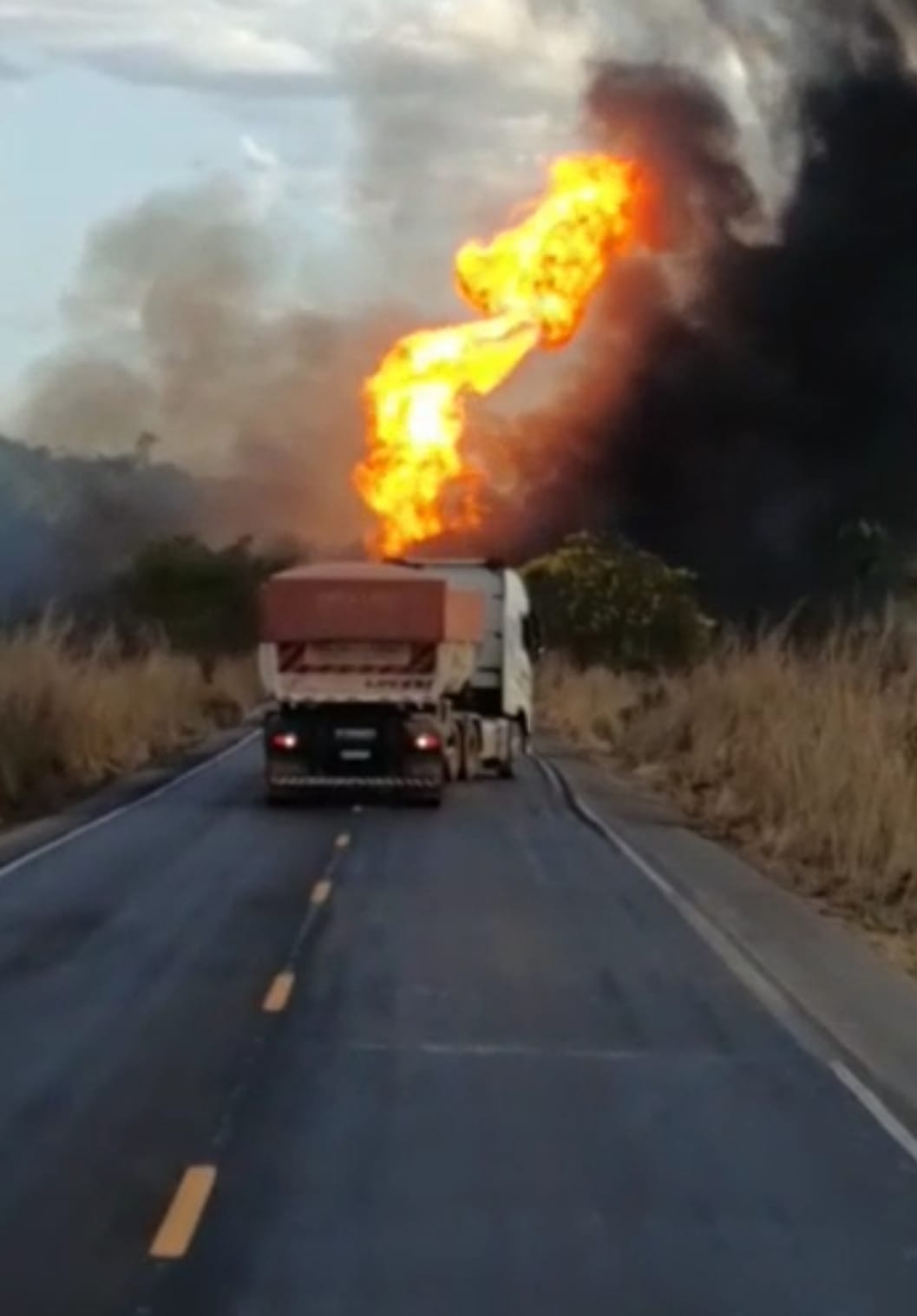 Caminhões colidem frontalmente e pegam fogo na BR-163 entre Guarantã do Norte e Matupá