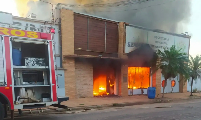 Homem põe fogo em sede de Secretaria de Assistência Social e chamas atingem casas vizinhas