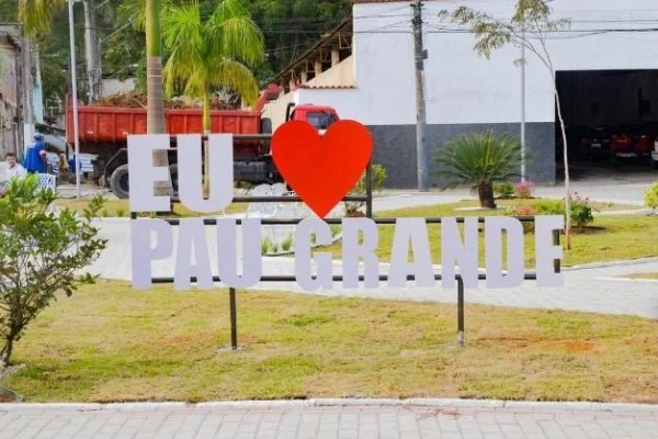 “Eu amo Pau Grande”: letreiro em distrito de Garrincha viraliza