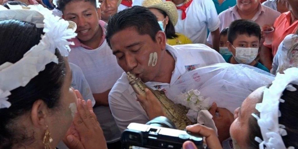 Prefeito se casa com jacaré vestido de noiva e sela união com beijo no México