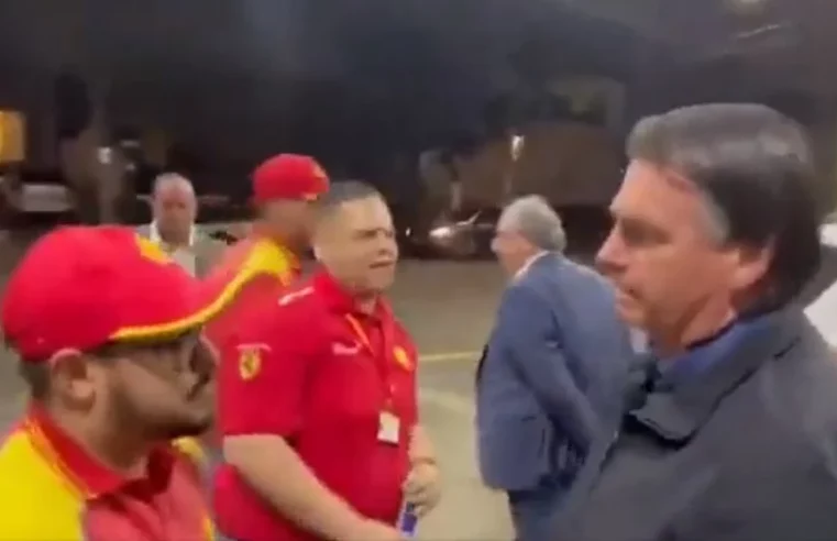 Bolsonaro visita posto para fiscalizar preço dos combustíveis