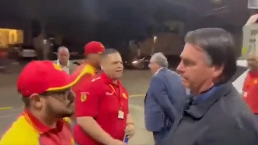 Bolsonaro visita posto para fiscalizar preço dos combustíveis