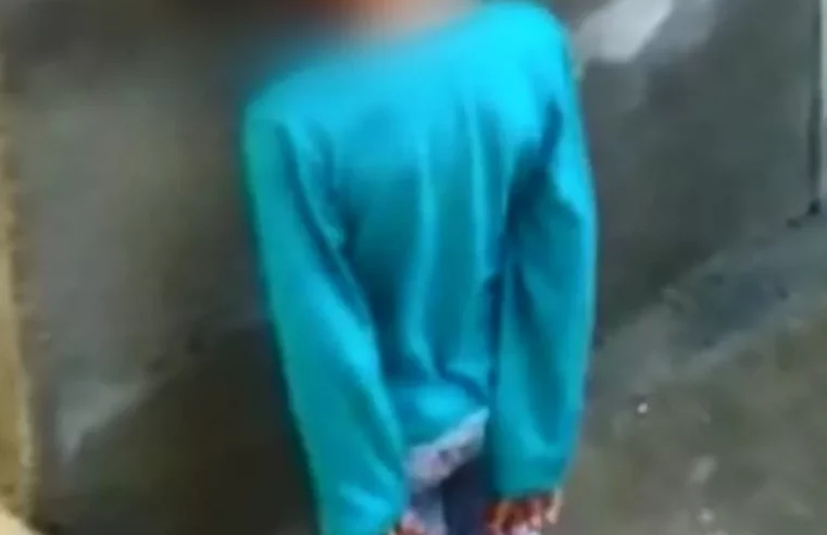 Menina é deixada ajoelhada no cimento com mãos para trás e pais são suspeitos de maus-tratos