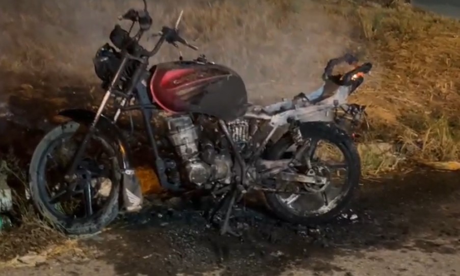 Homem coloca fogo na própria moto após ela não pegar e deixá-lo a pé em Sorriso