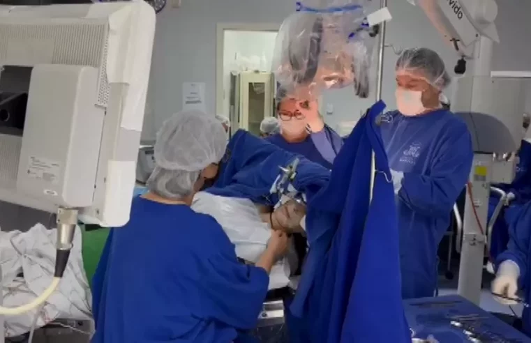Cirurgia de retirada de tumor no cérebro é realizada com paciente acordada no Paraná