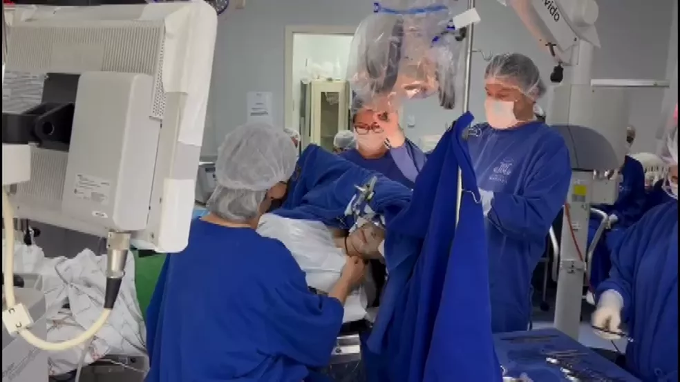 Cirurgia de retirada de tumor no cérebro é realizada com paciente acordada no Paraná