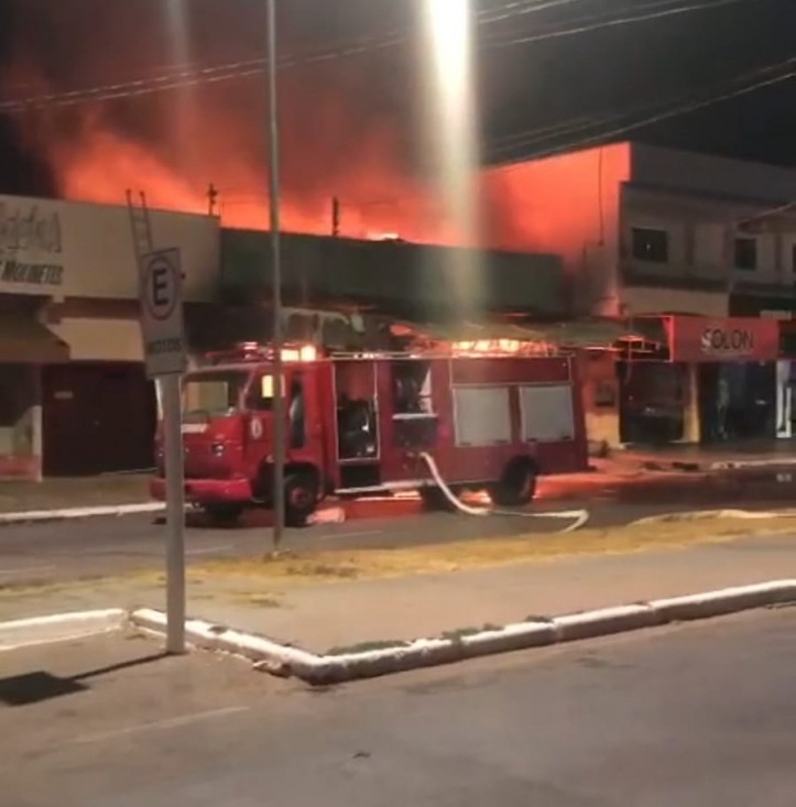 Prédio desativado no centro de Colíder é destruído por incêndio