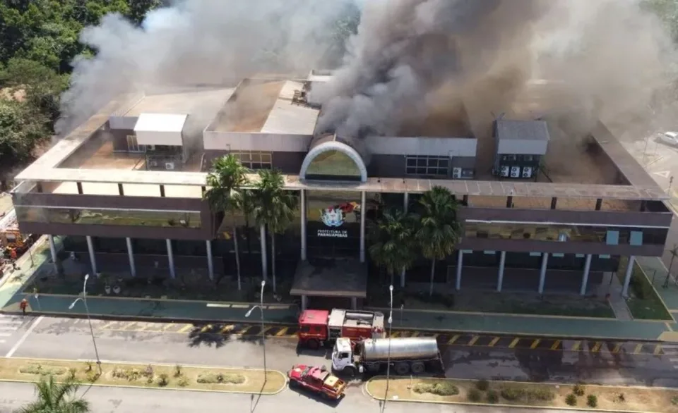 Incêndio destrói prédio da Prefeitura de Parauapebas, no Pará