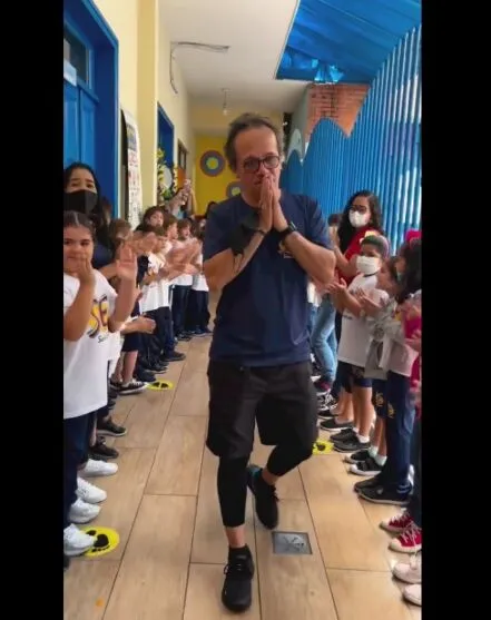 Professor ganha ‘corredor de aplausos’ ao deixar escola após 25 anos em Belém: ‘Foi emocionante