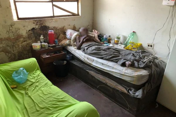 Urina, fezes e fome: idoso é abandonado por família em casa no DF