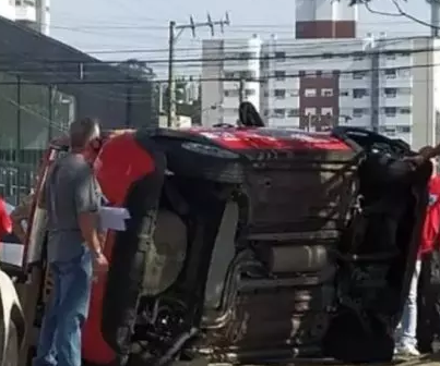 Aluna acelera e capota carro durante prova de autoescola de Florianópolis: ‘Bateu em uma grade e virou’