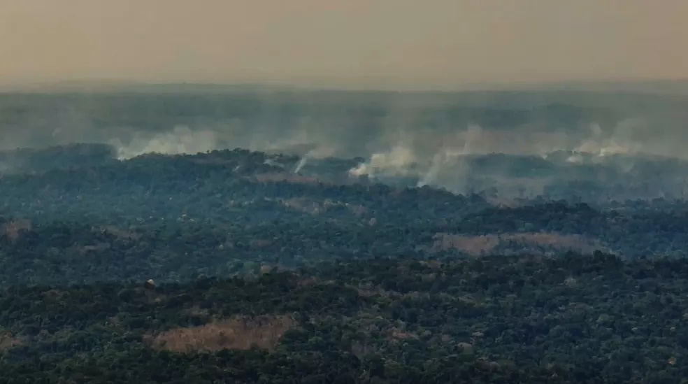 Após controlar incêndio, bombeiros monitoram Parque Cristalino II em MT