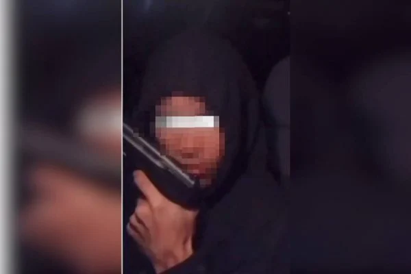Jovens que espancaram aluno usam drogas e ostentam armas na internet