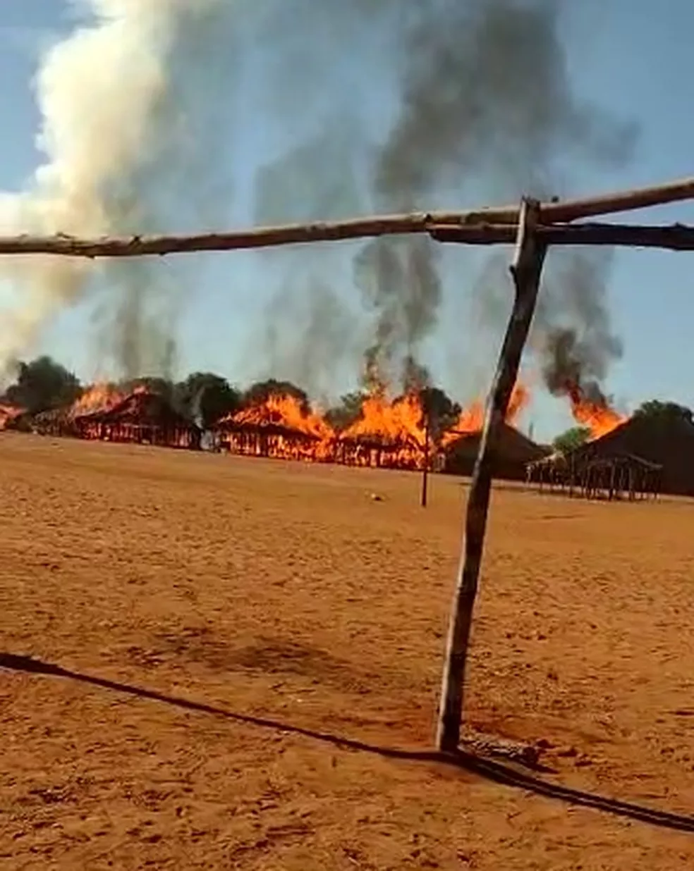 Incêndio destrói casas de aldeia indígena em MT
