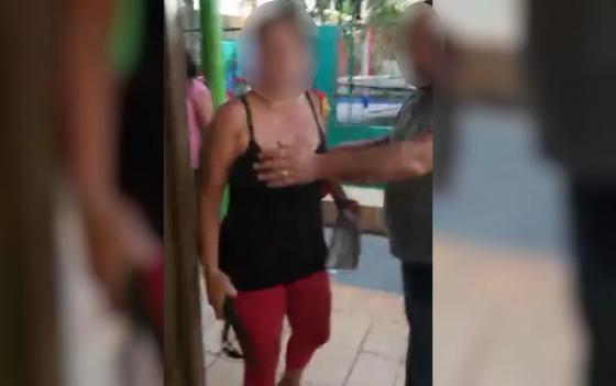 Escola recusa receber criança com febre e mãe dá chineladas no rosto da diretora