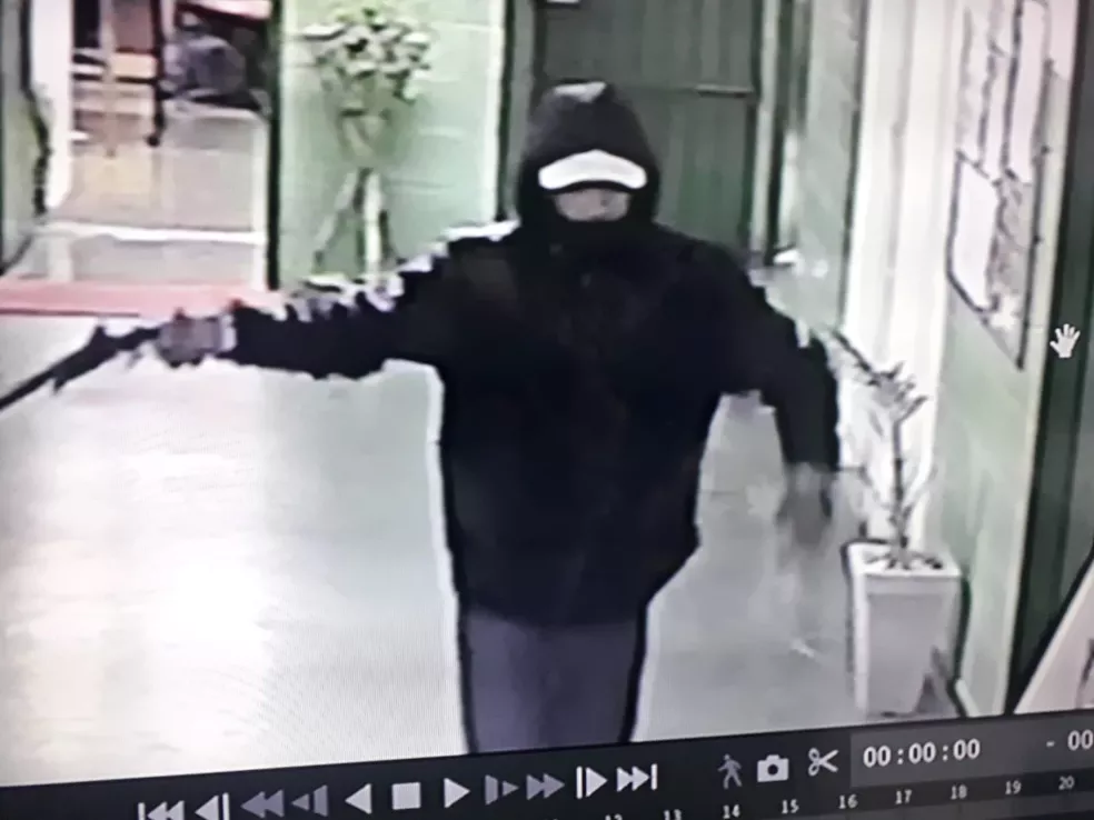 Homem armado invade escola municipal de SP durante horário de aula