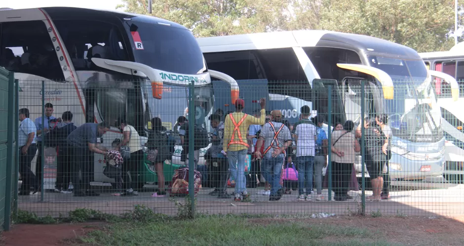 Ônibus são flagrados com transporte clandestino de passageiros em MS