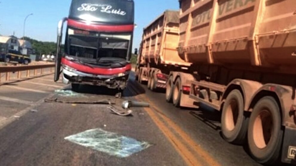 Ônibus bate em caminhão na BR-163, em Mato Grosso, e deixa um passageiro ferido