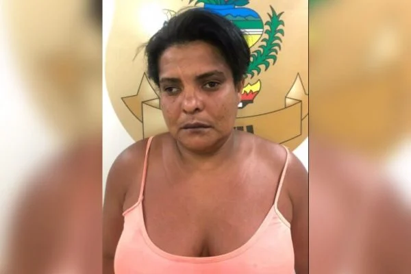 Mulher que agrediu e aliciou menores para a prostituição é presa