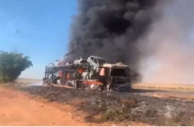 Incêndio destrói caminhão-cegonha e mais 11 carros em rodovia de MT