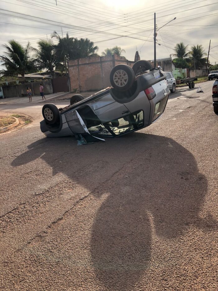 Veículo bate em carreta e capota várias vezes em Guarantã do Norte
