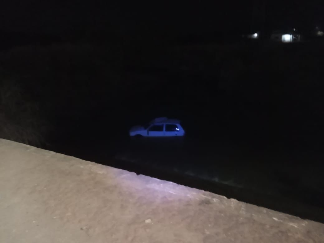 Condutora perde o controle com veículo e cai dentro de lago em Novo Mundo