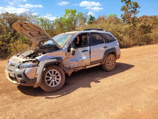 Carro de funerária que levaria corpos de vítimas de acidente na BR-158 bate em carro de passeio; motorista está em estado grave