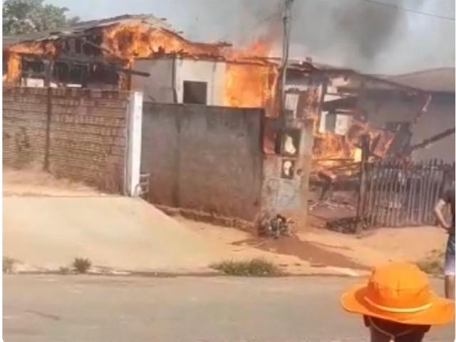 Incêndio destrói casa e deixa família desabrigada em Sorriso