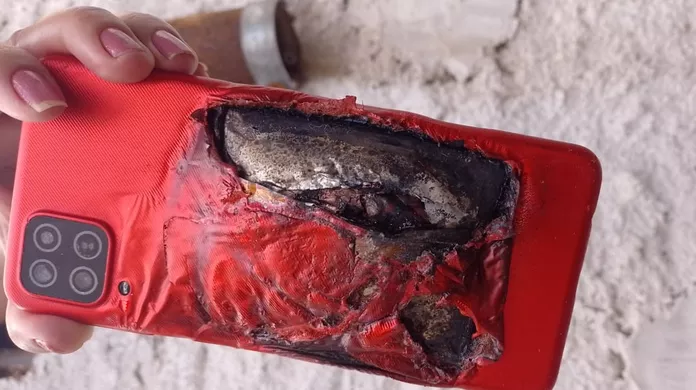 Celular explode enquanto criança de 6 anos assistia a vídeo