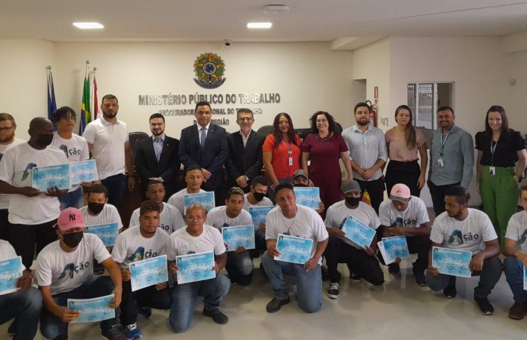 Trabalhadores vulneráveis ao trabalho escravo concluem curso de operador de escavadeira em Mato Grosso
