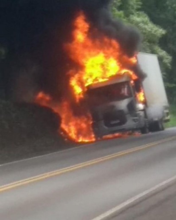 Caminhão pega fogo e rodovia é bloqueada em MT