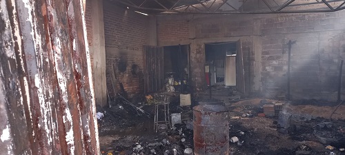 Depósito de reciclagem pega fogo e cachorro morre em Barbacena