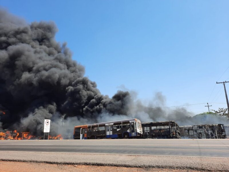 Incêndio destrói ônibus em Várzea Grande e nuvem de fumaça encobre cidade