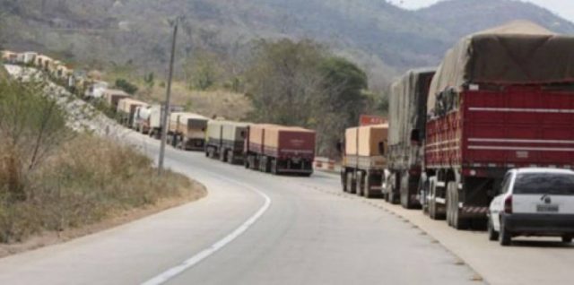 Carreta tomba e interdita trecho da BR-364 em MT
