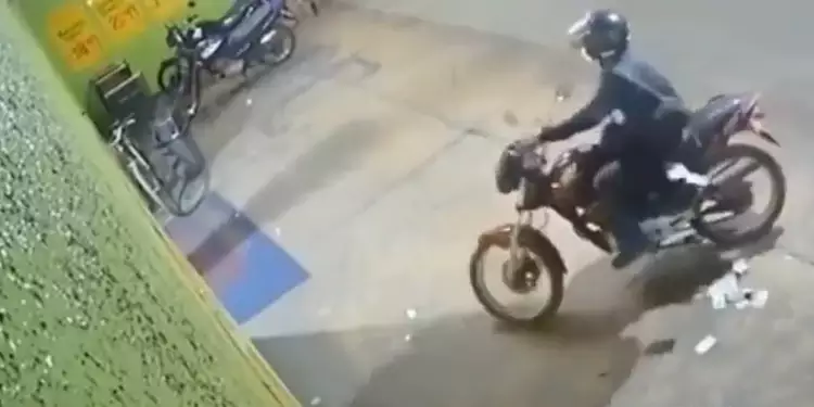 Assaltante esquece mochila aberta e dinheiro roubado voa durante a fuga em MS