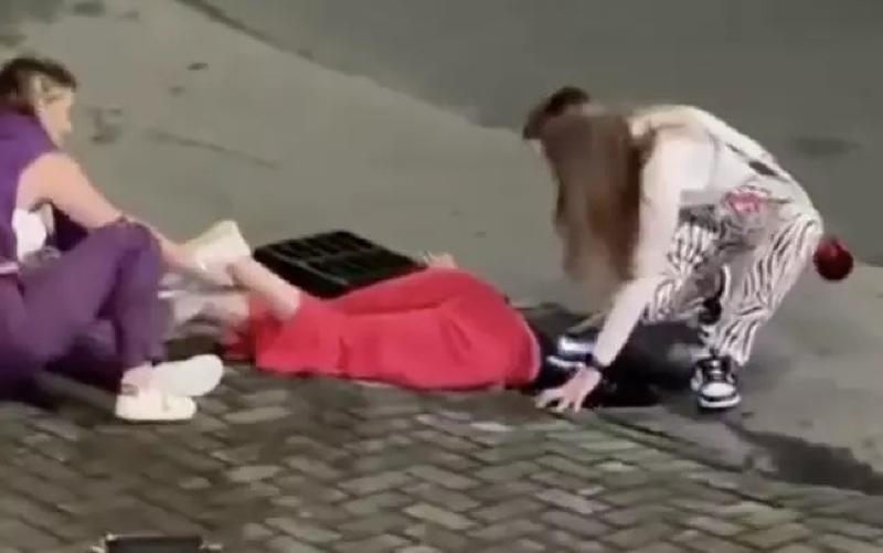 Mulher se pendura em bueiro para resgatar iPhone e cena viraliza