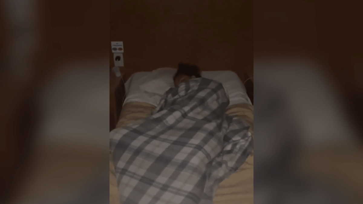 Turistas de BH encontram desconhecida dormindo pelada no quarto deles e levam susto, no Rio