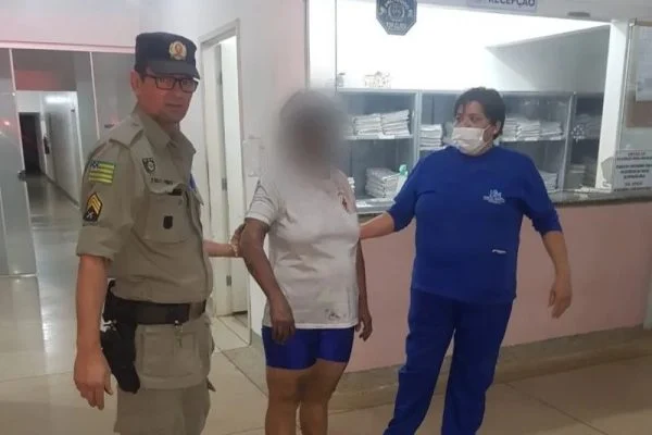 Mulher é resgatada após incendiar a própria casa “a mando do capeta”
