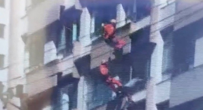 Homem usa faca para ameaçar a mãe, tenta pular de prédio e é resgatado em BH