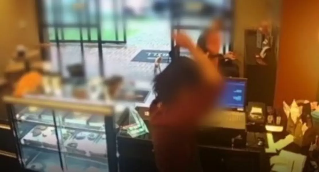 Rapaz faz dancinha após desmascarar golpista com notas falsas
